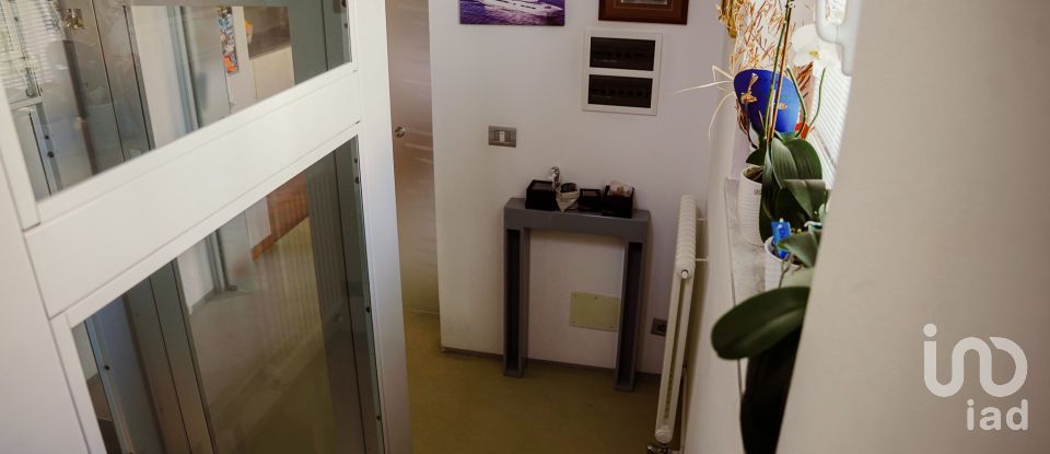 Hotel 5 rooms of 183 m² in Varazze (17019)