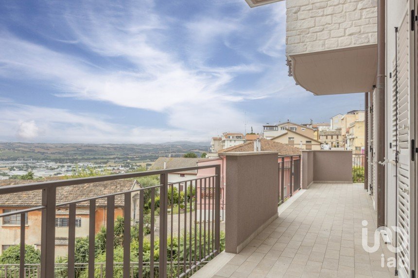 Appartamento 6 locali di 104 m² a Castelfidardo (60022)