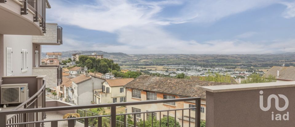 Appartamento 6 locali di 104 m² a Castelfidardo (60022)