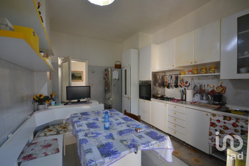 Apartment 5 rooms of 120 m² in Genova (16144)