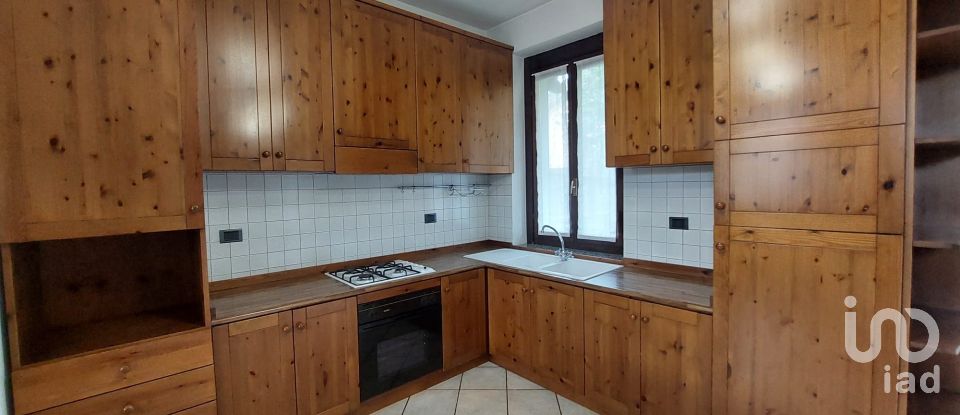 Three-room apartment of 110 m² in Agrate Brianza (20864)