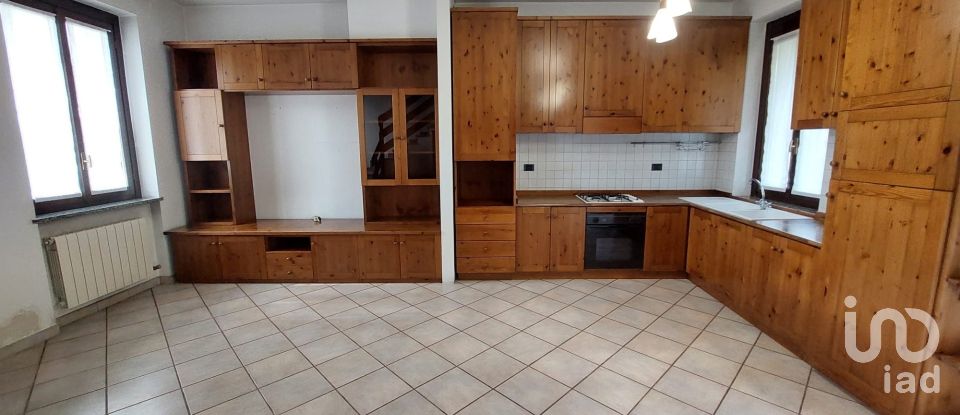 Three-room apartment of 110 m² in Agrate Brianza (20864)