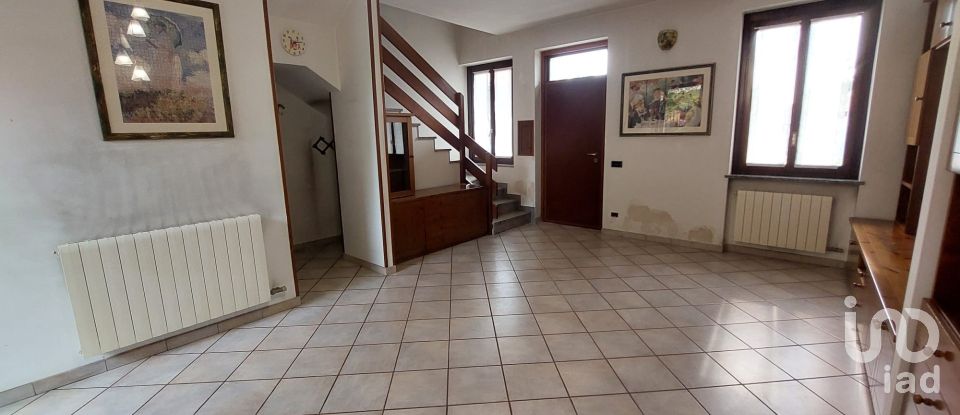 Three-room apartment of 110 m² in Agrate Brianza (20864)