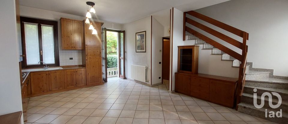 Three-room apartment of 110 m² in Agrate Brianza (20864)