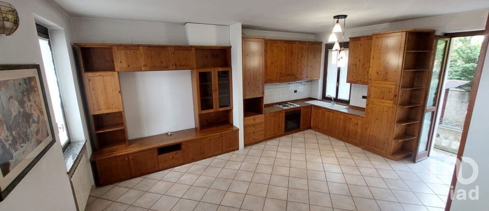 Three-room apartment of 110 m² in Agrate Brianza (20864)