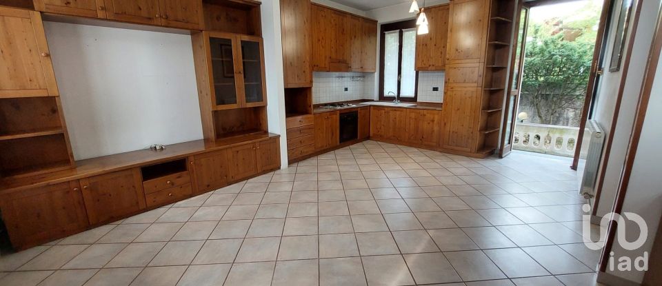 Three-room apartment of 110 m² in Agrate Brianza (20864)