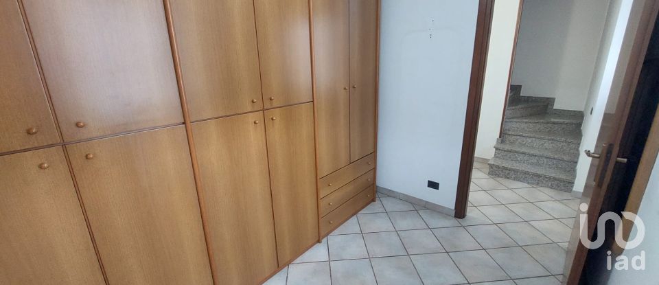 Three-room apartment of 110 m² in Agrate Brianza (20864)