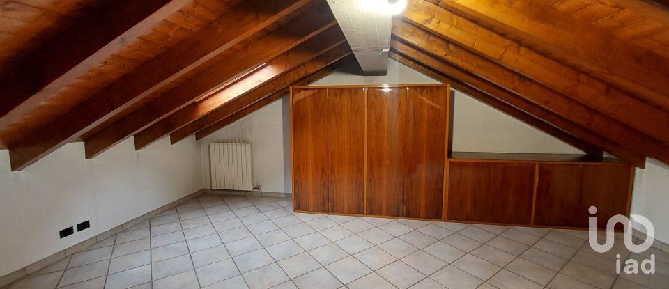 Three-room apartment of 110 m² in Agrate Brianza (20864)