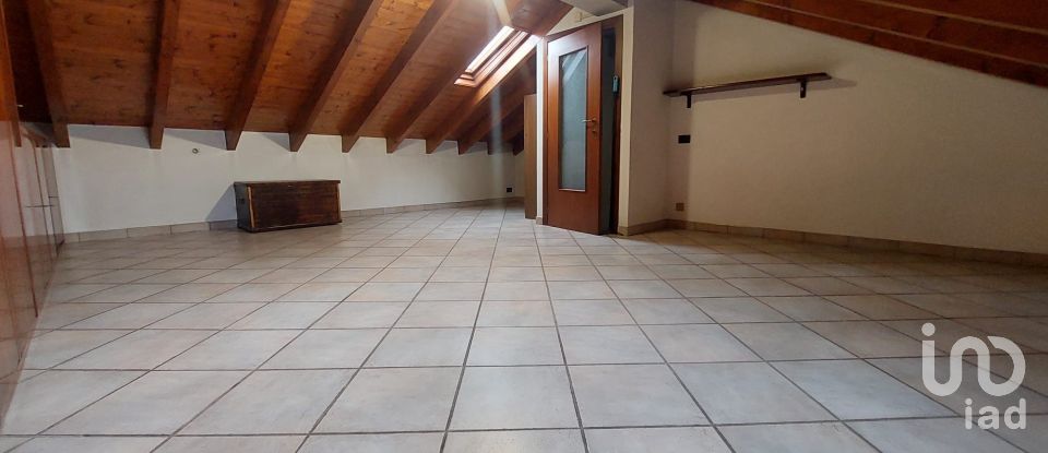 Three-room apartment of 110 m² in Agrate Brianza (20864)