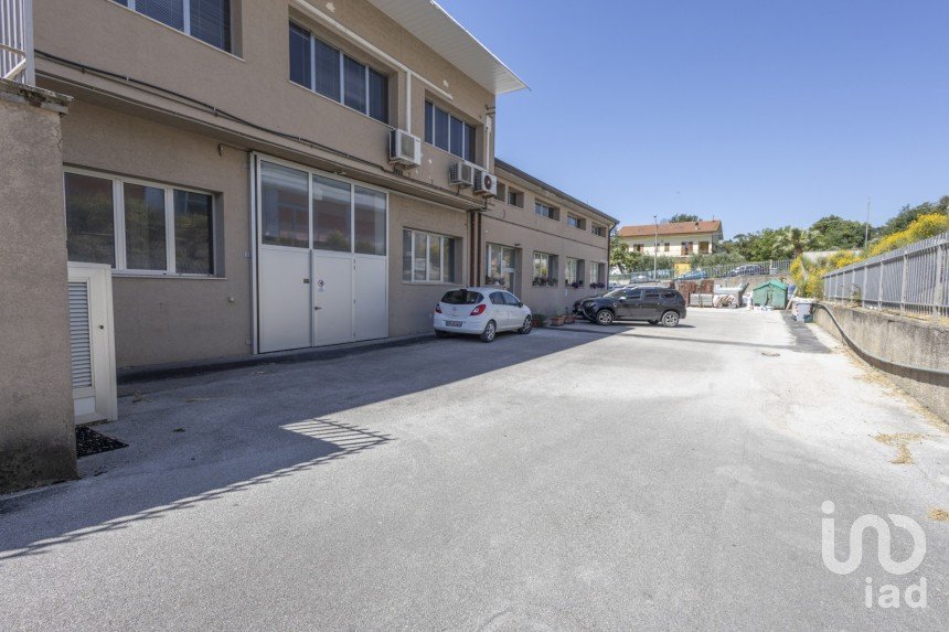 Negozio / locale commerciale di 247 m² in Osimo (60027)