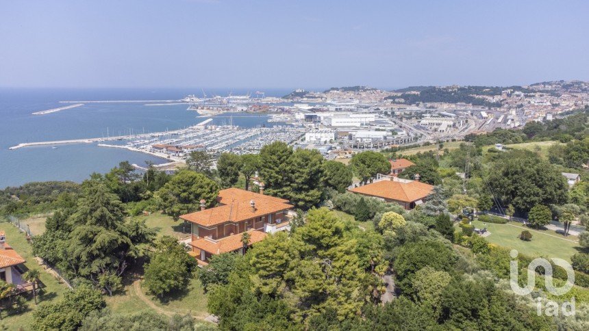 Casale 15 locali di 630 m² in Ancona (60131)