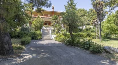 Casale 15 locali di 630 m² in Ancona (60131)