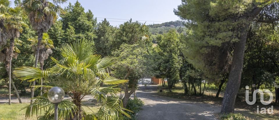 Casale 15 locali di 630 m² in Ancona (60131)