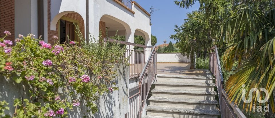 Casale 15 locali di 630 m² in Ancona (60131)