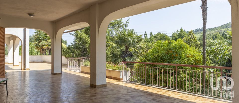 Casale 15 locali di 630 m² in Ancona (60131)