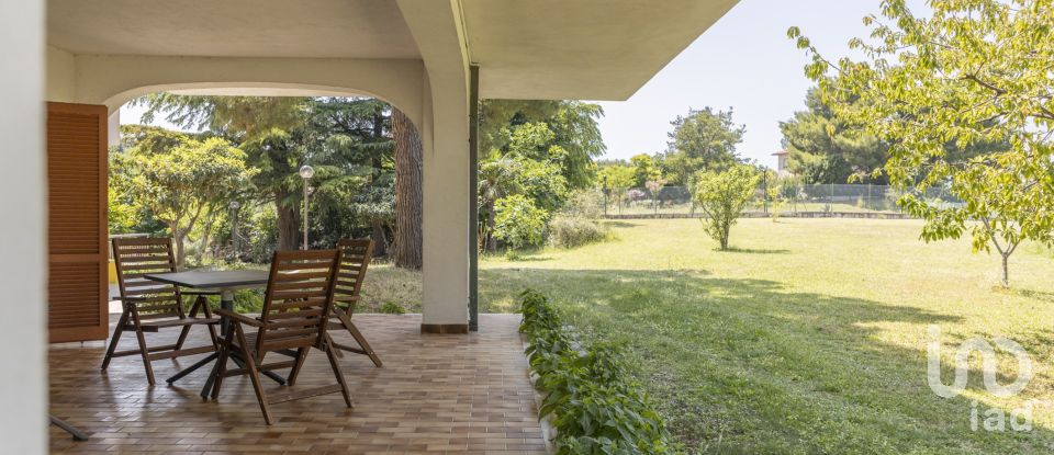 Casale 15 locali di 630 m² in Ancona (60131)