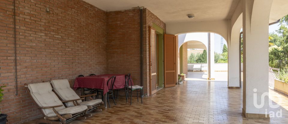 Casale 15 locali di 630 m² in Ancona (60131)