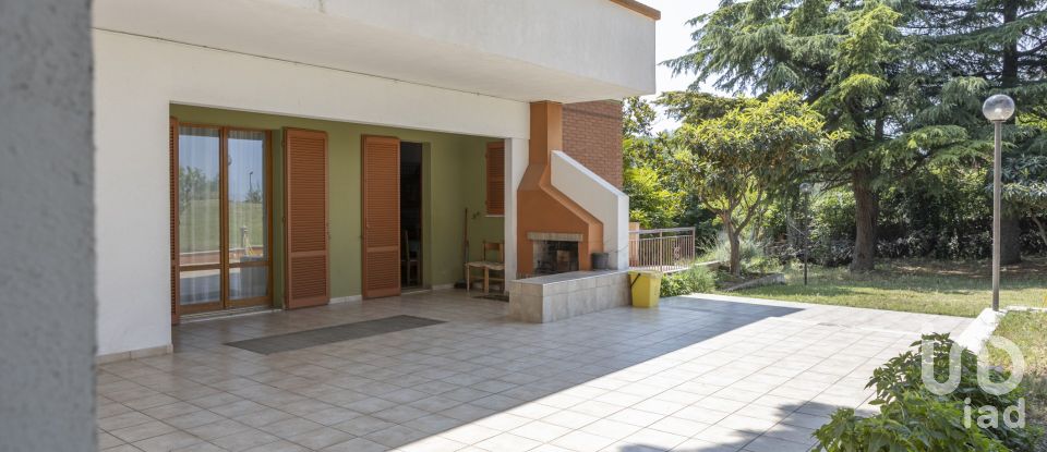 Casale 15 locali di 630 m² in Ancona (60131)