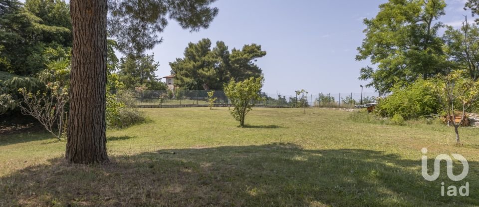 Casale 15 locali di 630 m² in Ancona (60131)
