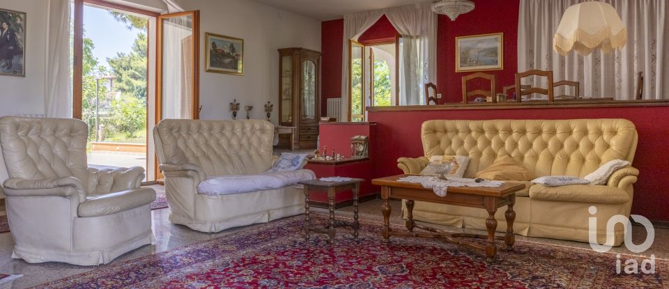 Casale 15 locali di 630 m² in Ancona (60131)