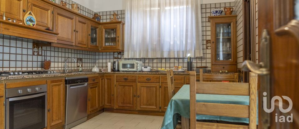 Casale 15 locali di 630 m² in Ancona (60131)