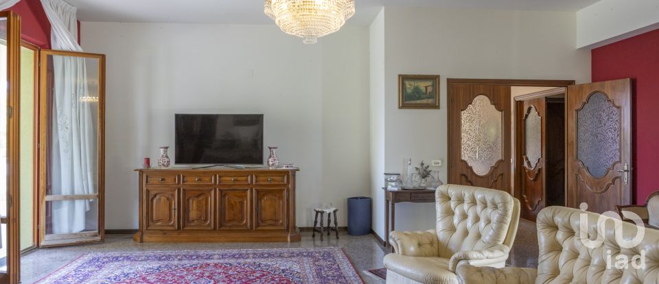 Casale 15 locali di 630 m² in Ancona (60131)