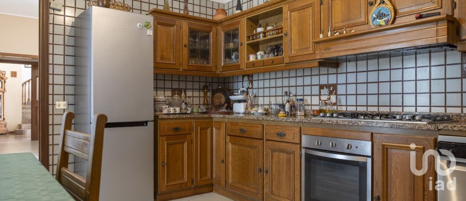 Casale 15 locali di 630 m² in Ancona (60131)