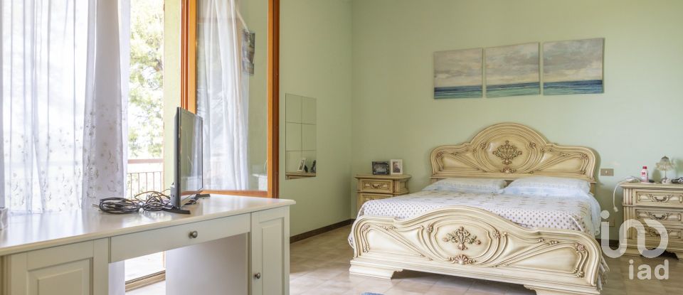 Casale 15 locali di 630 m² in Ancona (60131)