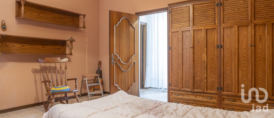 Casale 15 locali di 630 m² in Ancona (60131)