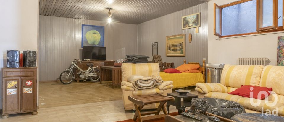 Casale 15 locali di 630 m² in Ancona (60131)