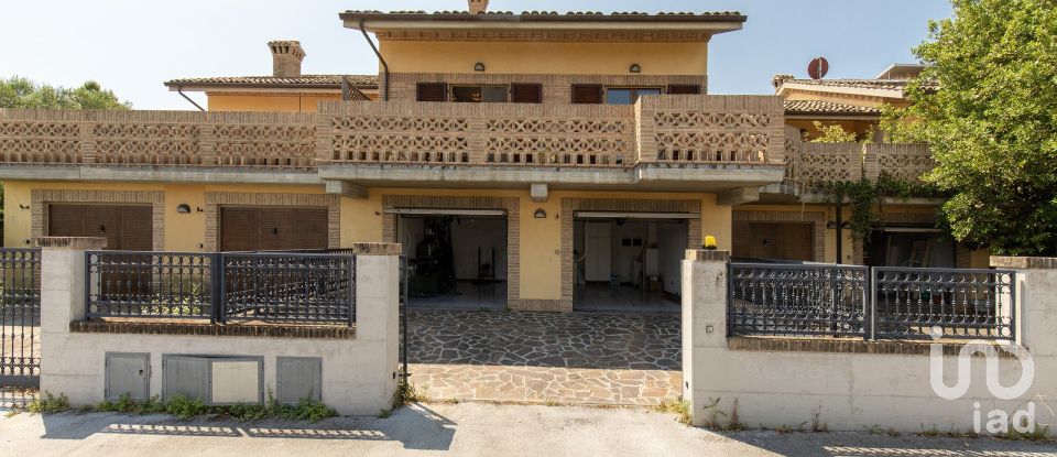 Casale 7 locali di 275 m² in Recanati (62019)
