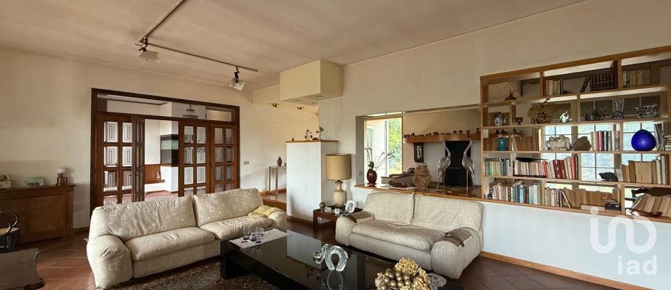 Farm 27 rooms of 1,000 m² in Arezzo (52100)