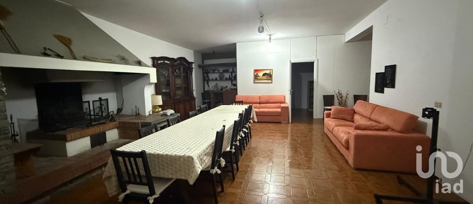 Farm 27 rooms of 1,000 m² in Arezzo (52100)