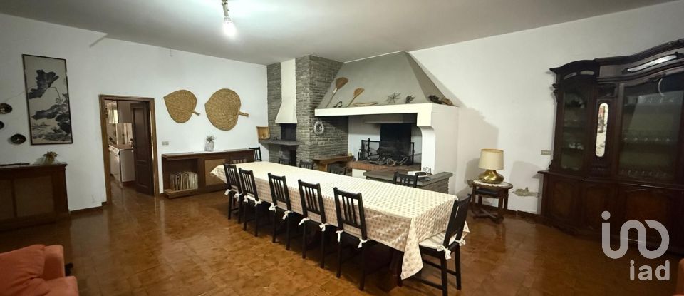 Farm 27 rooms of 1,000 m² in Arezzo (52100)