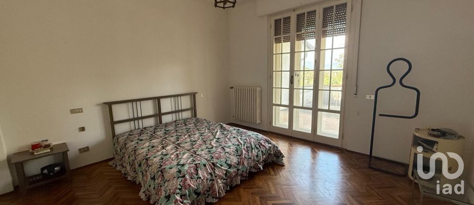 Farm 27 rooms of 1,000 m² in Arezzo (52100)