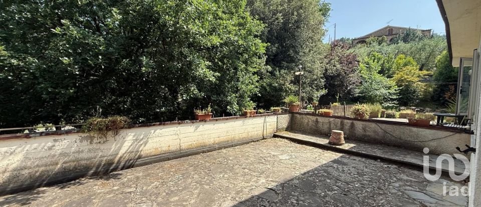 Farm 27 rooms of 1,000 m² in Arezzo (52100)