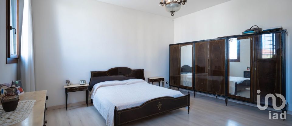 House 11 rooms of 610 m² in Crespino (45030)