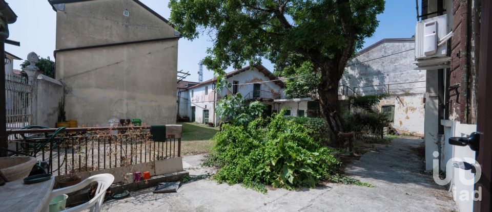 House 11 rooms of 610 m² in Crespino (45030)