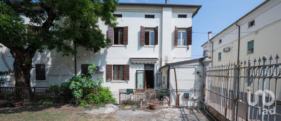 House 11 rooms of 610 m² in Crespino (45030)