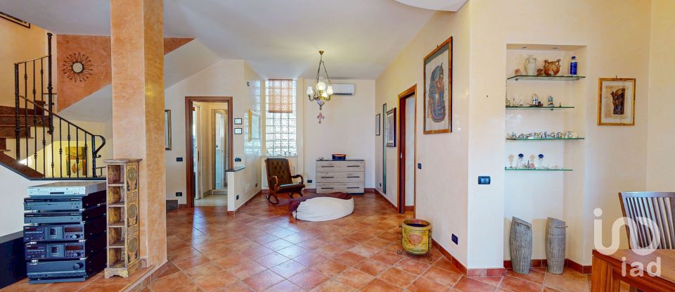 House boat 8 rooms of 296 m² in Anzio (00042)