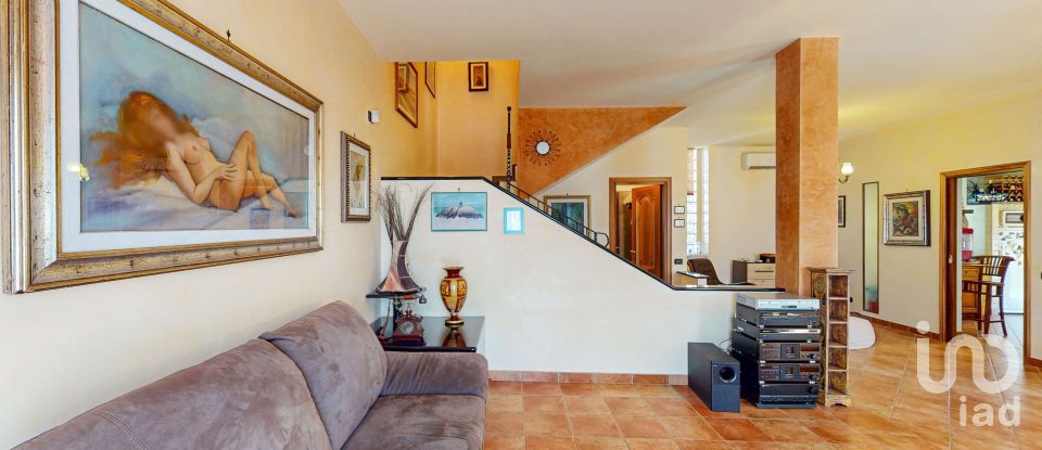 House boat 8 rooms of 296 m² in Anzio (00042)