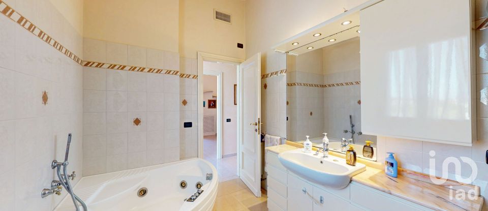 House boat 8 rooms of 296 m² in Anzio (00042)