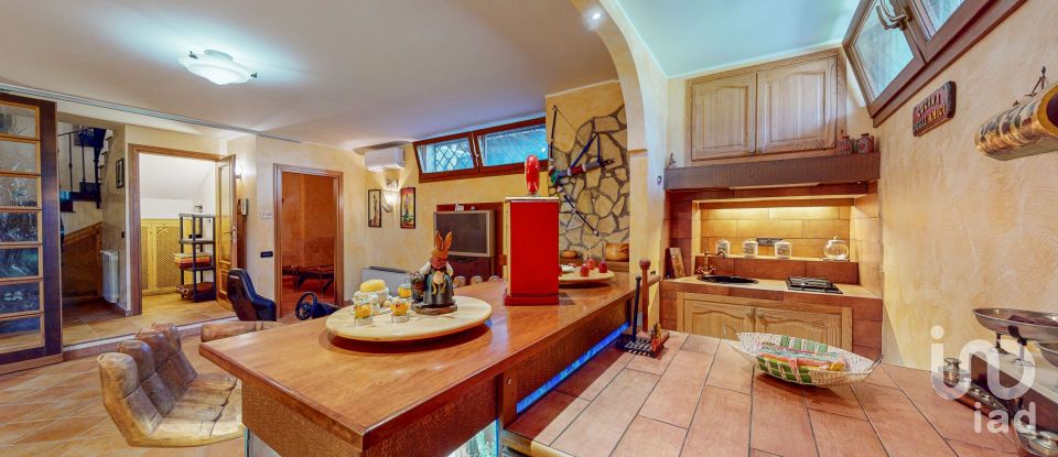 House boat 8 rooms of 296 m² in Anzio (00042)