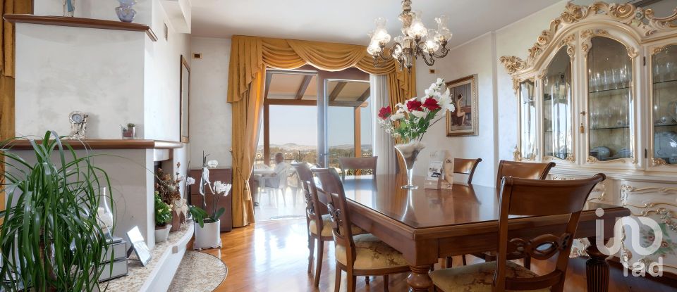 Casale 11 locali di 440 m² in Osimo (60027)