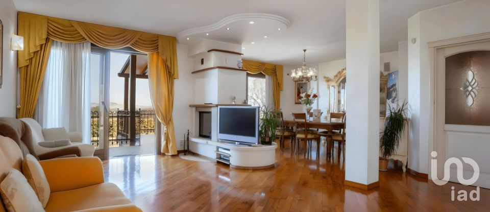 Casale 11 locali di 440 m² in Osimo (60027)