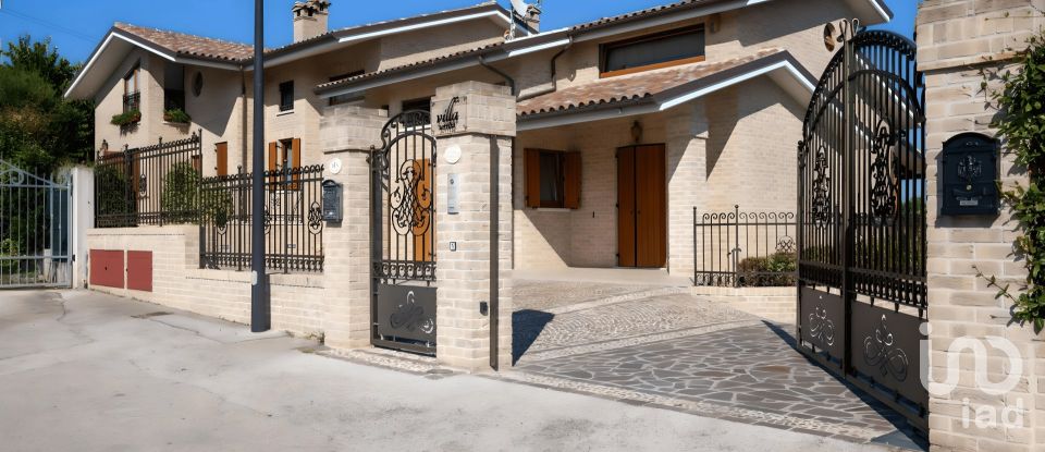 Casale 11 locali di 440 m² in Osimo (60027)