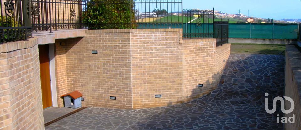 Casale 11 locali di 440 m² in Osimo (60027)