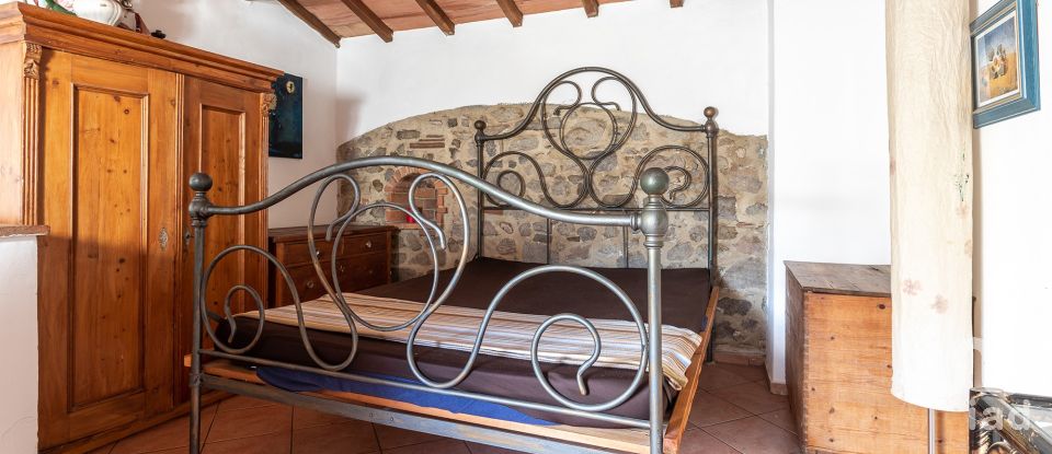 Casale 14 locali di 227 m² in Castel del Piano (58033)