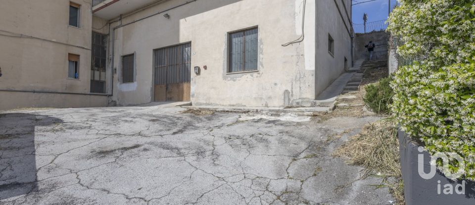 Negozio / locale commerciale di 118 m² in Agugliano (60020)