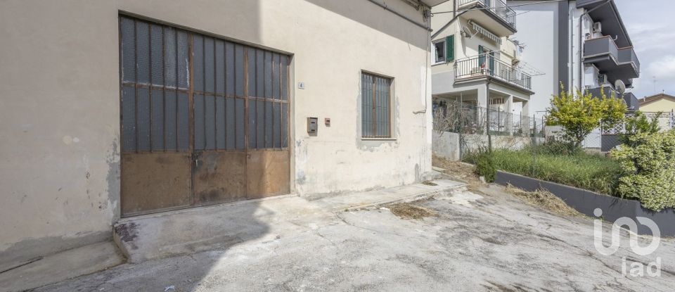 Negozio / locale commerciale di 118 m² in Agugliano (60020)